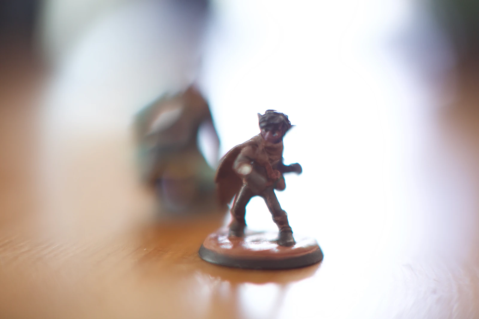 My hexblood gnome wizard Ormop as a mini on the table